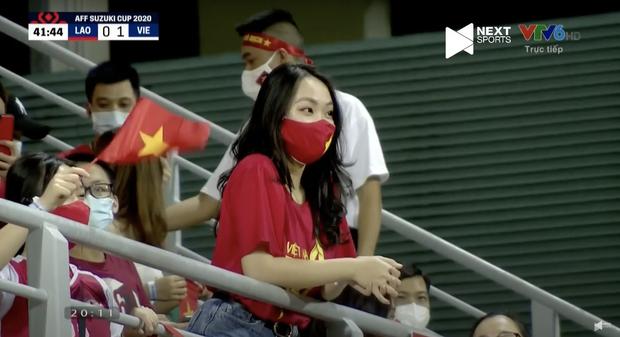 Camera man nước bạn tia được cả gái xinh Việt đi cổ vũ bóng đá-2
