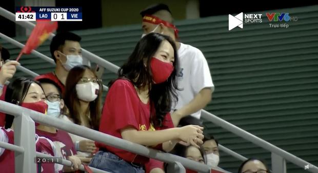 Camera man nước bạn tia được cả gái xinh Việt đi cổ vũ bóng đá-4