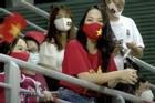 Camera man nước bạn tia được cả gái xinh Việt đi cổ vũ bóng đá