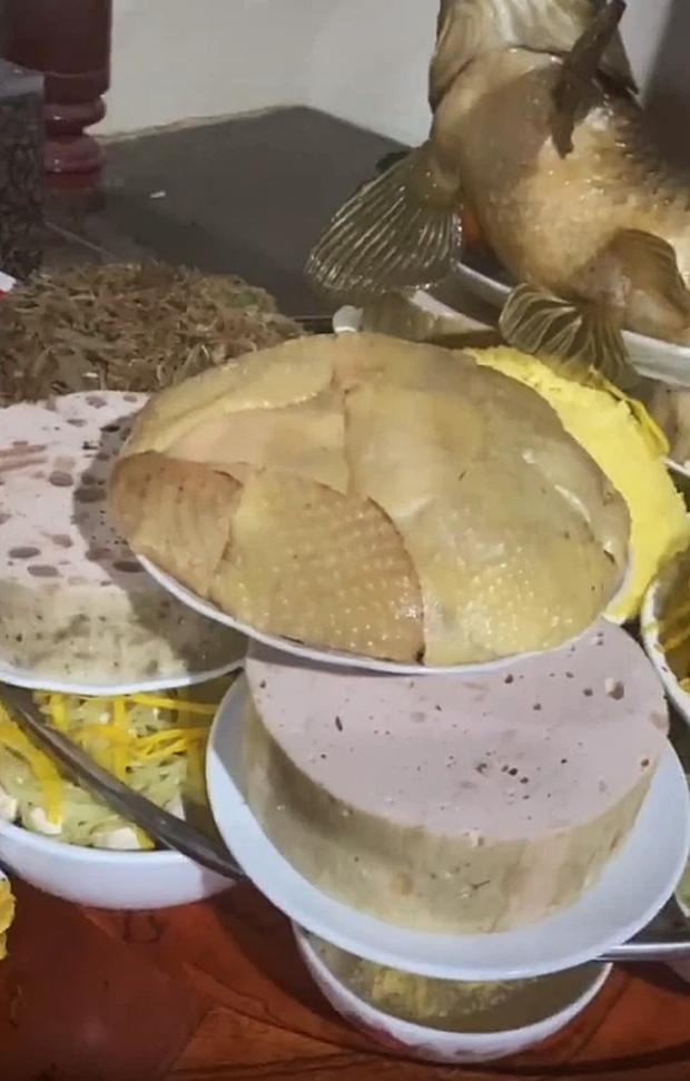 Mẹ chồng sai ra mâm cỗ lấy đĩa thịt gà, con dâu tìm mỏi mắt không thấy-2