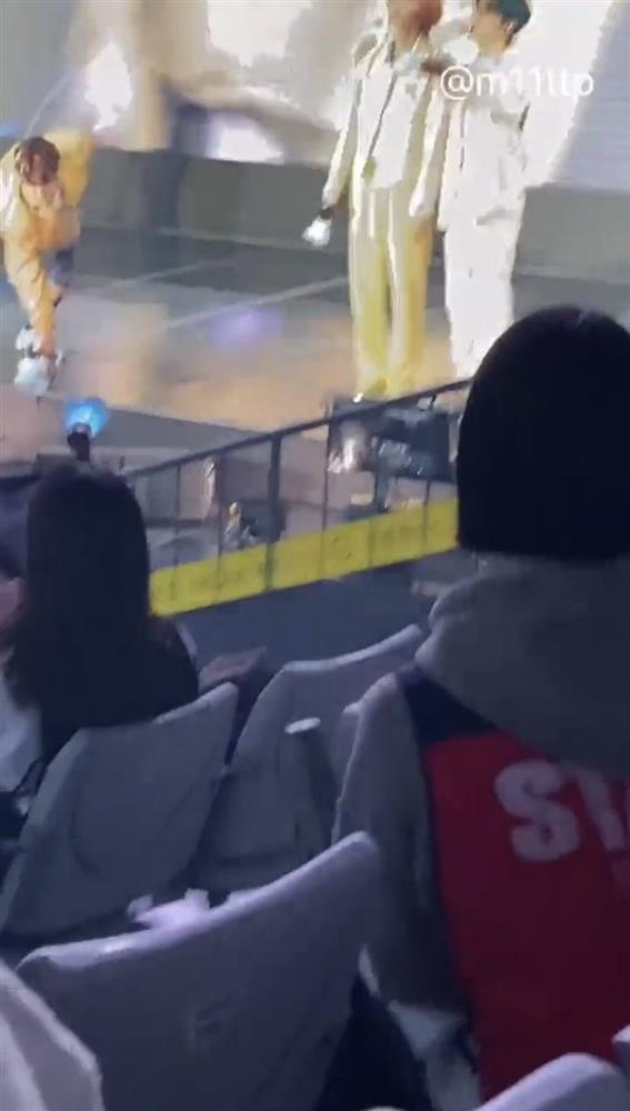 Fan bị hỏi chu kỳ kinh nguyệt khi tham gia concert của The Boyz-6