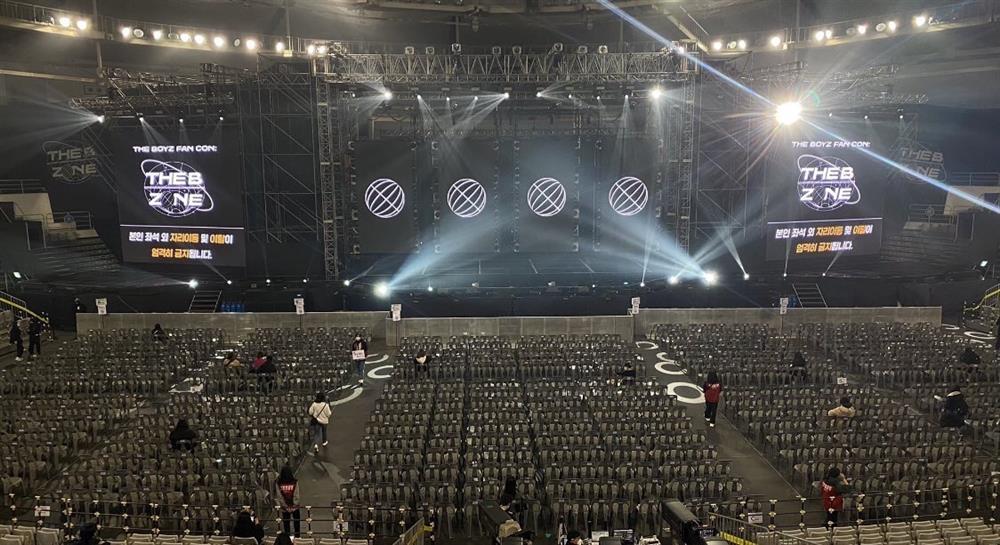 Fan bị hỏi chu kỳ kinh nguyệt khi tham gia concert của The Boyz-2