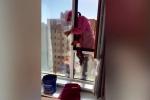 Chủ nhà thất kinh thấy nhân viên vệ sinh trèo ngoài cửa sổ lau kính