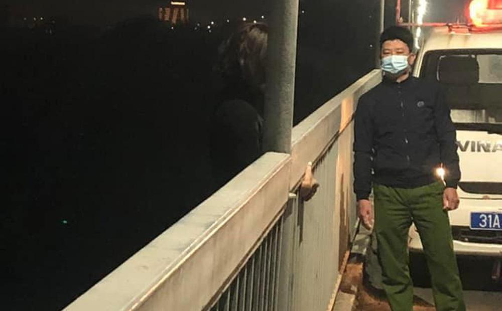 Buồn chuyện gia đình, cô gái lên cầu Thăng Long đòi tự tử giữa đêm-1