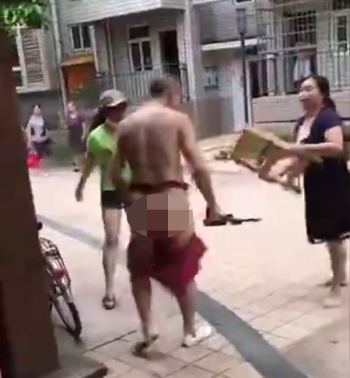 Gã đàn ông trăng hoa vùng lên khi bị cả vợ lẫn bồ đánh đến rách quần-1