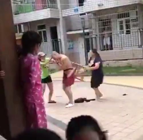 Gã đàn ông trăng hoa vùng lên khi bị cả vợ lẫn bồ đánh đến rách quần-2