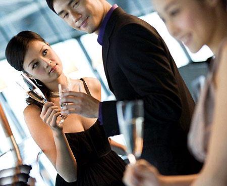 Gã đàn ông trăng hoa vùng lên khi bị cả vợ lẫn bồ đánh đến rách quần-3