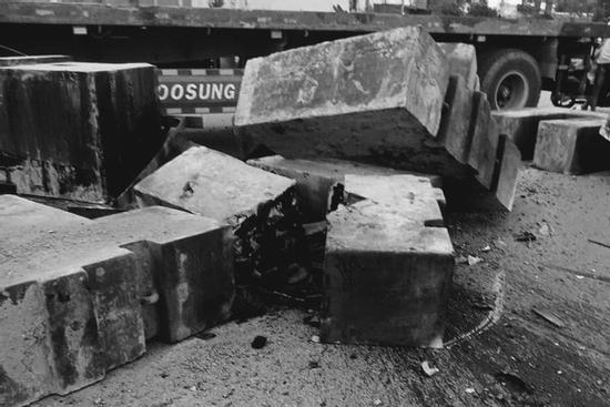 Thanh niên bị hàng chục khối bê tông lớn rơi trúng, tử vong tại chỗ