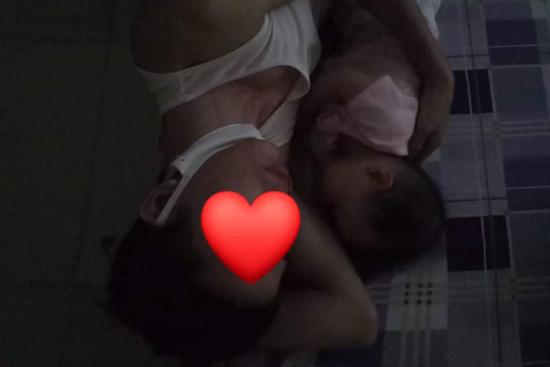 Chồng ngủ tư thế lạ, vợ chụp hình hãnh diện khoe lên MXH