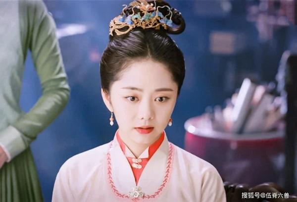 Triệu Lộ Tư to gan giành vai với đàn chị mặt đơ khét tiếng Cbiz-2