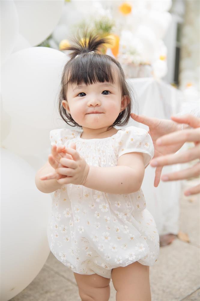 Đông Nhi dụ con gái cưng Winnie hát mới chịu đáp ứng điều này?-2