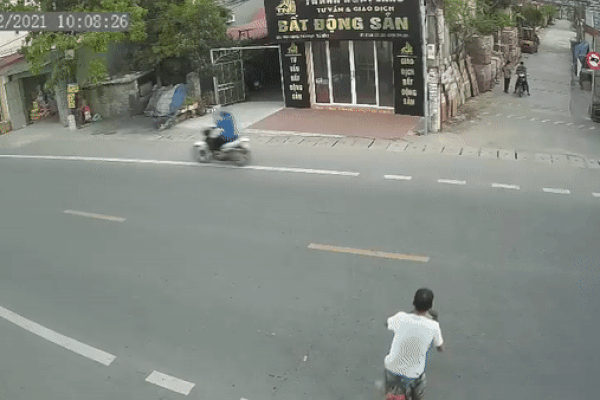 Clip: Thanh niên phóng bạt mạng húc bay người đi xe đạp-1