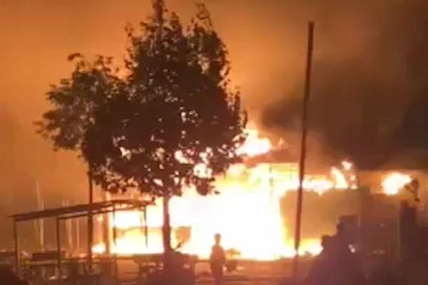 Vụ cháy 4 người cùng tử vong: Bố mẹ ôm chặt 2 con đến giây cuối-2