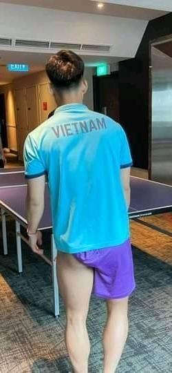 Vén quần quá đà, Văn Thanh để lộ vòng ba mẩy thật mẩy-1