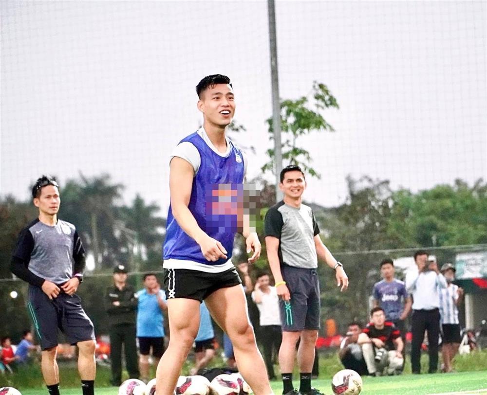 Vén quần quá đà, Văn Thanh để lộ vòng ba mẩy thật mẩy-10