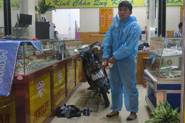 Thanh niên cứa cổ bé trai 7 tuổi, cướp tiệm vàng ở TP.HCM-1
