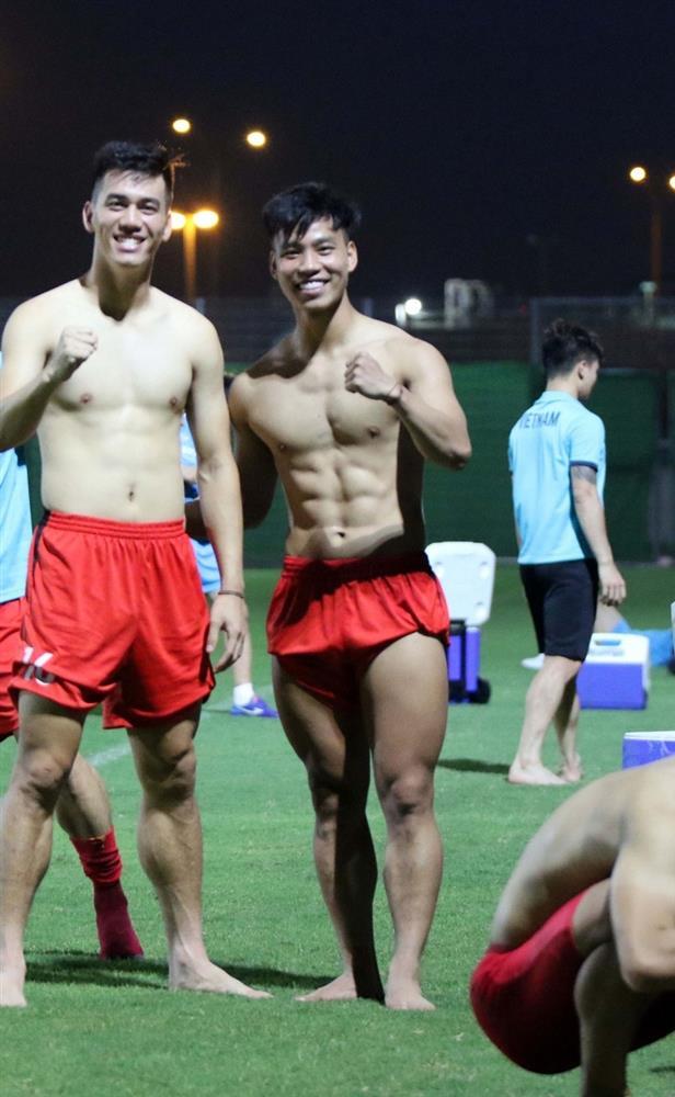 Vén quần quá đà, Văn Thanh để lộ vòng ba mẩy thật mẩy-9