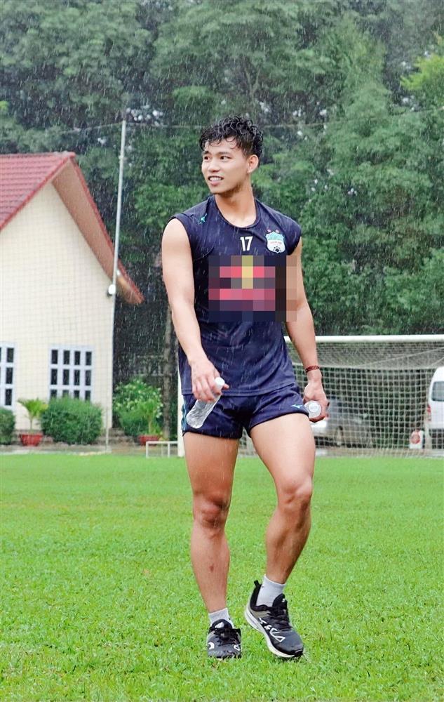 Vén quần quá đà, Văn Thanh để lộ vòng ba mẩy thật mẩy-11