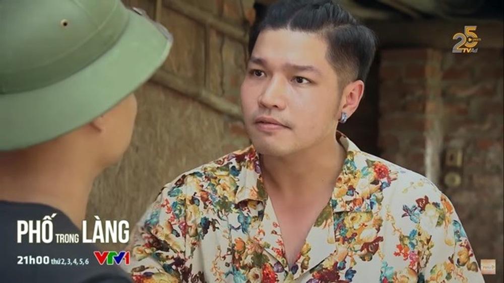 Bất ngờ với cuộc sống đời thực của cậu Tiến phim Phố Trong Làng-1