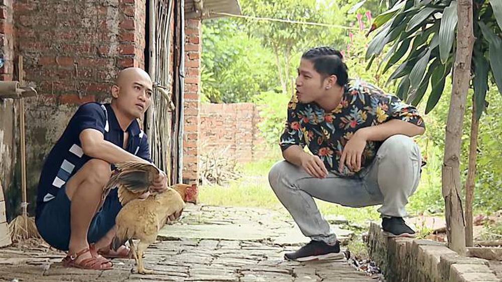 Bất ngờ với cuộc sống đời thực của cậu Tiến phim Phố Trong Làng-2