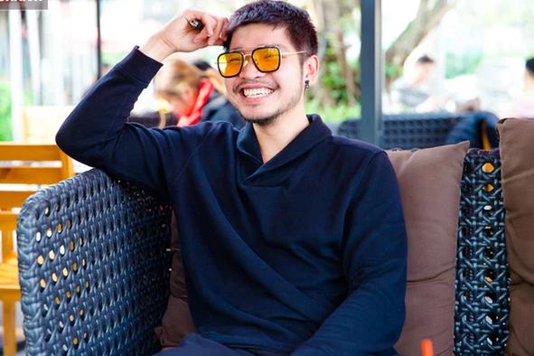 Bất ngờ với cuộc sống đời thực của cậu Tiến phim Phố Trong Làng-4