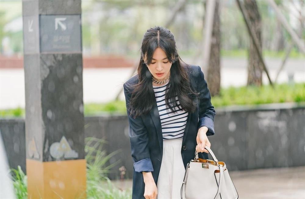 Mấy ai diện đồ trung tính vẫn cực cuốn như Song Hye Kyo-2