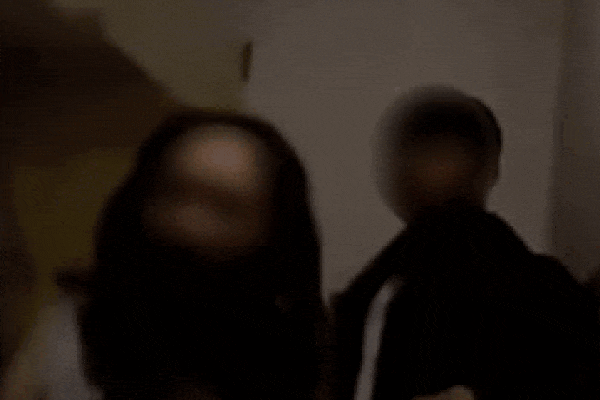 Clip: Con trai giữ chặt bố, để mẹ lao vào đánh con giáp 13 bầm dập-2