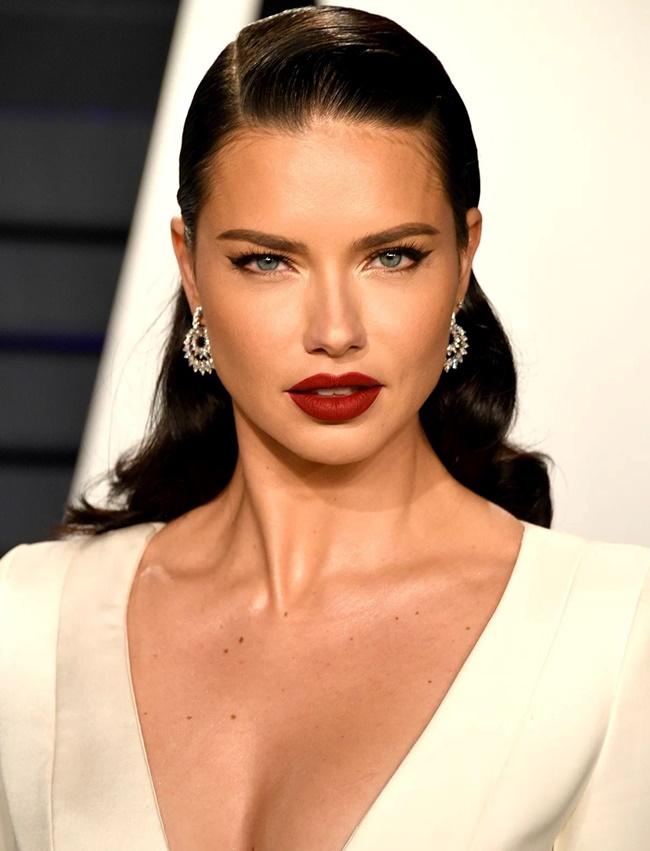 Ngày 6/12, Pageants Daily đưa tin Adriana Lima là mỹ nhân tiếp theo xuất hiện trong dàn giám khảo Miss Universe 2021. Siêu mẫu người Brazil đã có mặt ở Israel để chuẩn bị cho cuộc thi. Siêu mẫu 40 tuổi được biết đến với tư cách là mẫu nội y của hãng Victoria's Secret từ năm 1999-2018. Năm 2017, cô được Forbes thống kê là thiên thần nội y được trả lương cao nhất. Ảnh: Getty.