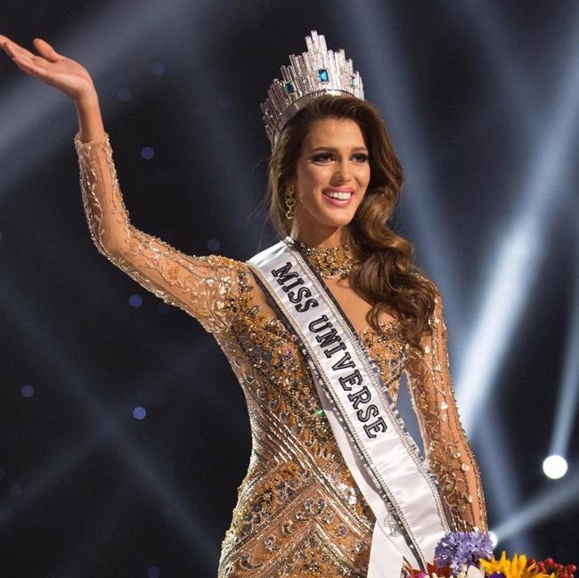 Iris Mittenaere - người đẹp đăng quang cuộc thi Hoa hậu Hoàn vũ 2016 - được trang Phil Star xác nhận ngồi ghế nóng Miss Universe 2021. Cô là hoa hậu Pháp thứ hai trong lịch sử đoạt vương miện hoa hậu của cuộc thi sắc đẹp uy tín nhất thế giới. Hiện tại, cô hoạt động mạnh trong vai trò người mẫu tại Pháp. Ảnh: Getty.