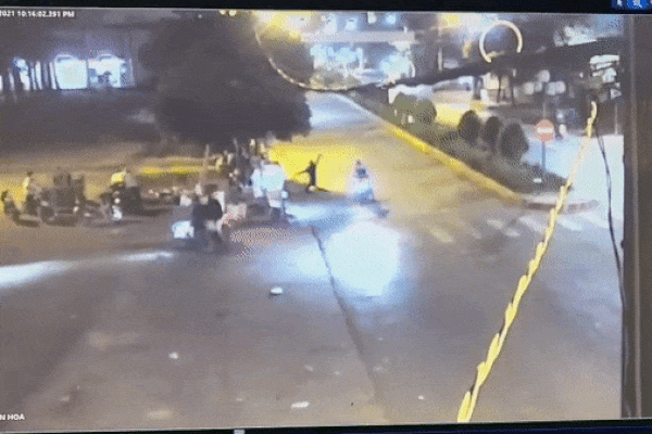 Clip: Nhóm người lao đến chém tới tấp 1 thanh niên đang hưởng trà