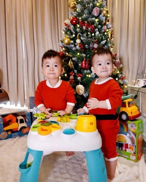 Cặp sinh đôi nhà Dương Khắc Linh - Sara Lưu hóa ông già Noel nhí thả dáng bên cây thông.