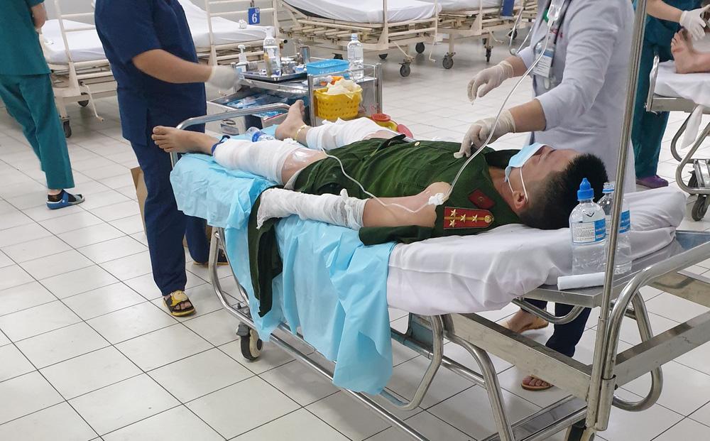 3 công an nhập viện cấp cứu vì bị dân tấn công bằng bom xăng-2