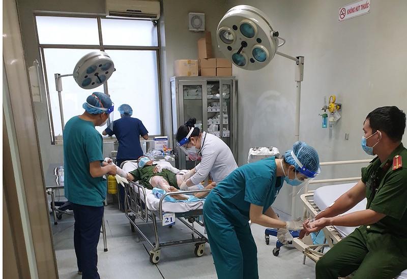 3 công an nhập viện cấp cứu vì bị dân tấn công bằng bom xăng-3