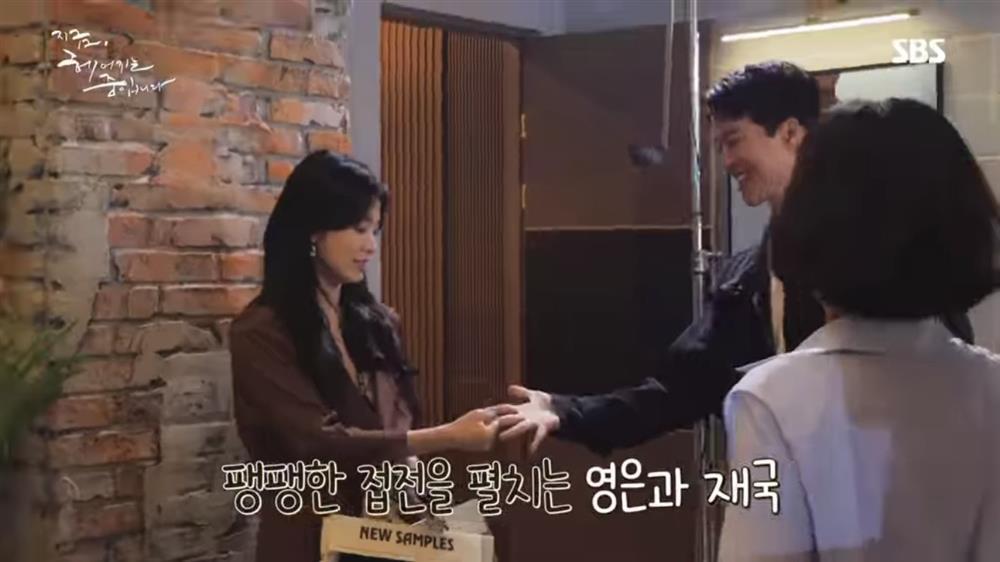 Song Hye Kyo và tình trẻ liên tục tình tứ, nói có gì đó thật chẳng sai-3