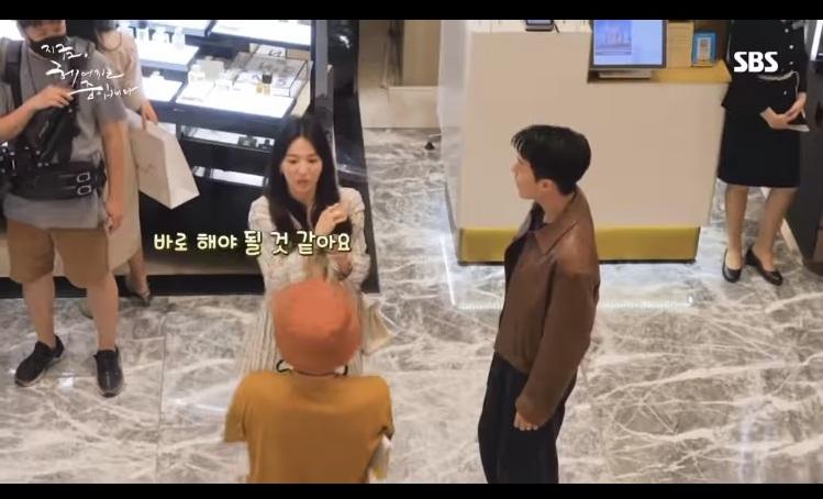 Song Hye Kyo và tình trẻ liên tục tình tứ, nói có gì đó thật chẳng sai-7