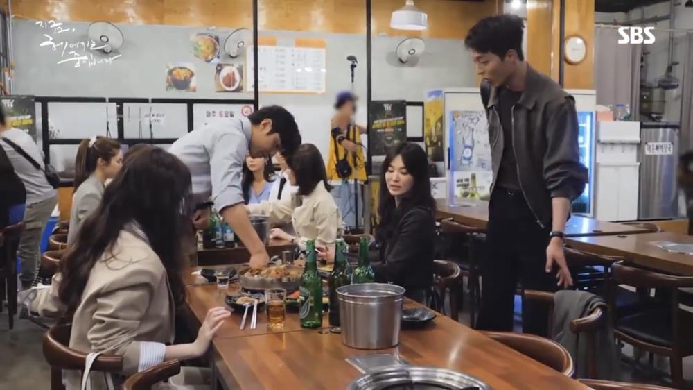 Song Hye Kyo và tình trẻ liên tục tình tứ, nói có gì đó thật chẳng sai-10