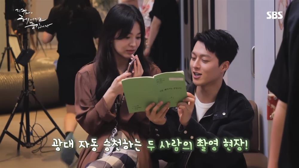 Song Hye Kyo và tình trẻ liên tục tình tứ, nói có gì đó thật chẳng sai-4