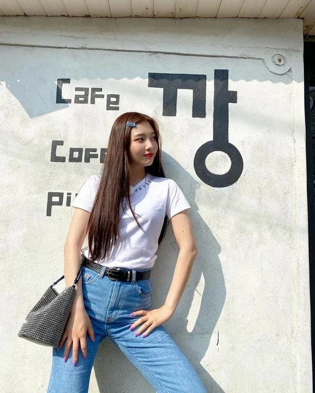 Bí kíp mix quần jeans hack dáng của Joy (Red Velvet)-3