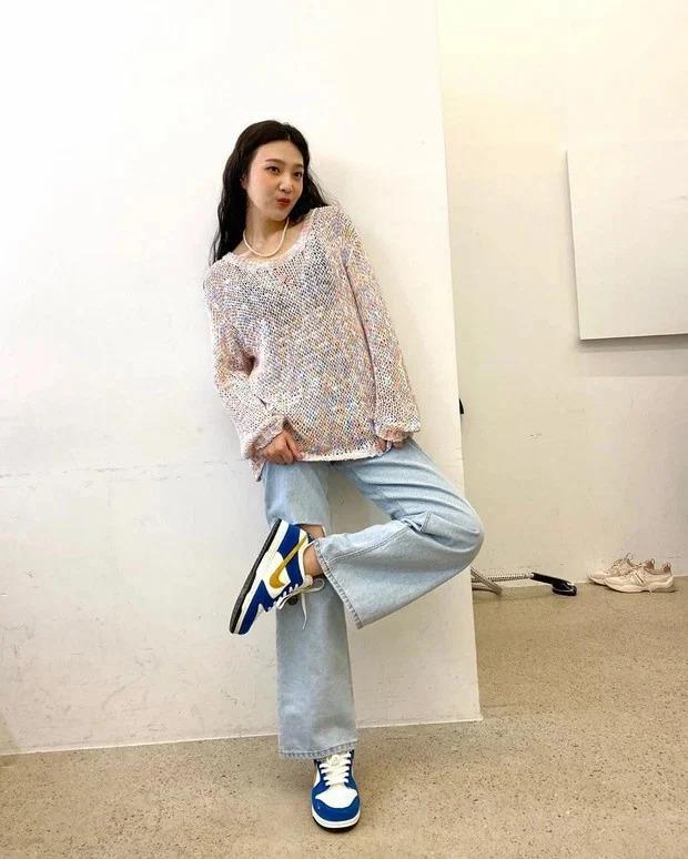 Bí kíp mix quần jeans hack dáng của Joy (Red Velvet)-6