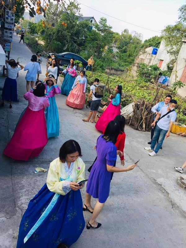 Tranh cãi nảy lửa mặc hanbok Hàn Quốc check-in cây hồng nổi tiếng Ninh Bình-2