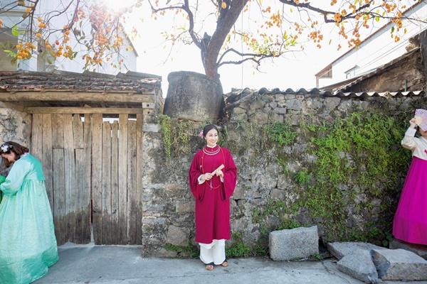 Tranh cãi nảy lửa mặc hanbok Hàn Quốc check-in cây hồng nổi tiếng Ninh Bình-4