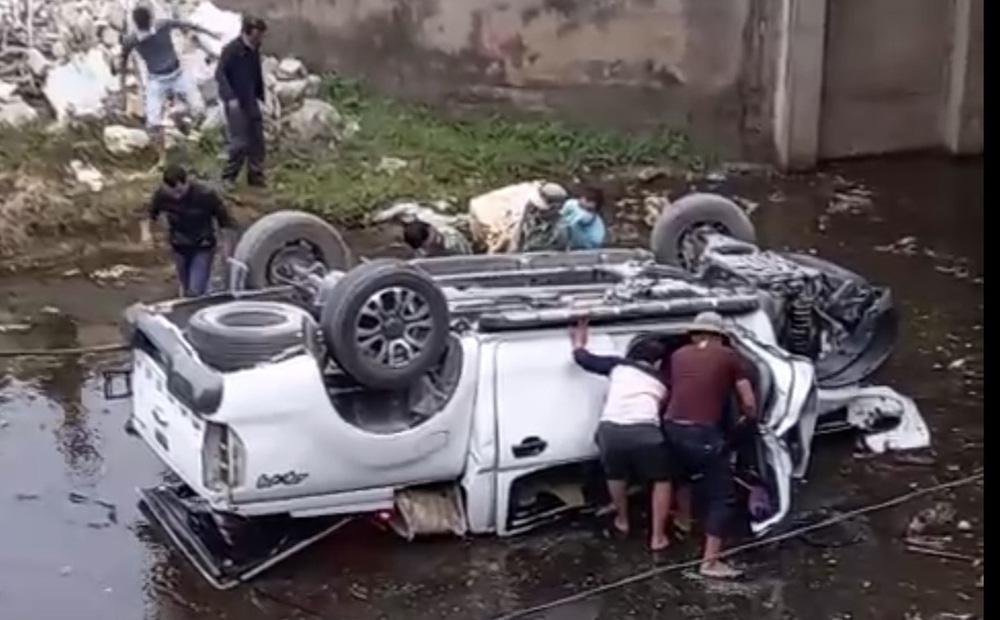 Clip: Đạp nhầm chân ga, xe bán tải đâm xuyên xe buýt, 8 người bị thương-1