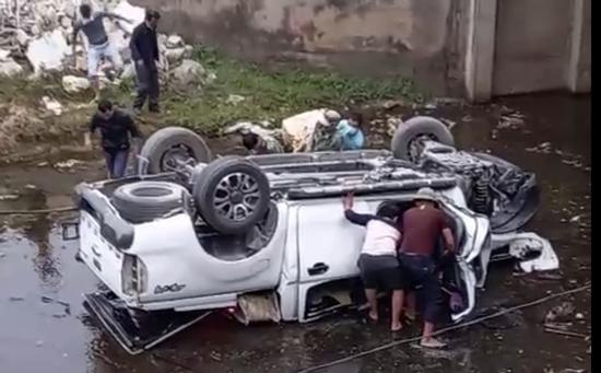 Kinh Hoàng: Xe bán tải lao xuống mương, 4 người nguy kịch