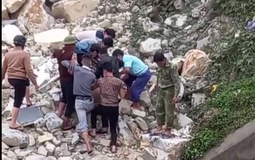 Ô tô lao xuống suối rồi lật ngửa, 2 cán bộ chi cục thuế tử vong-2