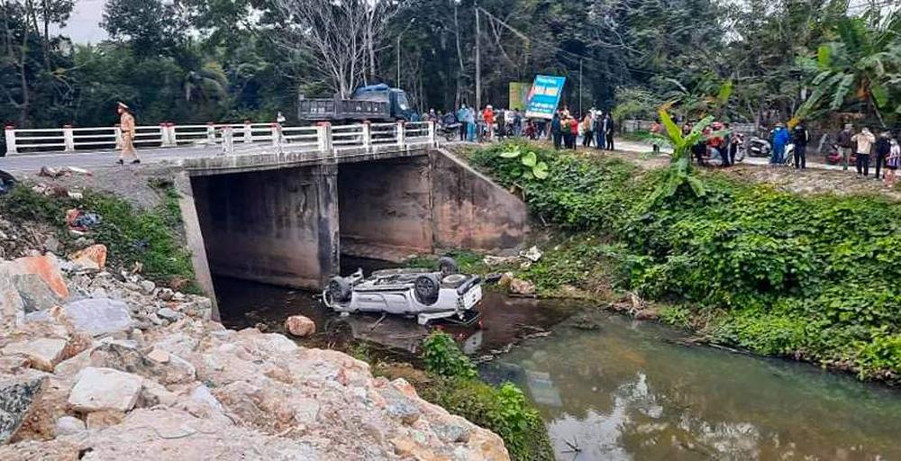 Kinh Hoàng: Xe bán tải lao xuống mương, 4 người nguy kịch-1