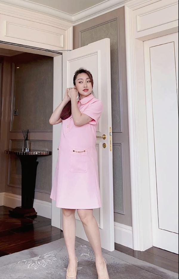 Bà xã Chi Bảo gây sốt vì bầu 8 tháng vẫn phối đồ cực trẻ trung, năng động-4