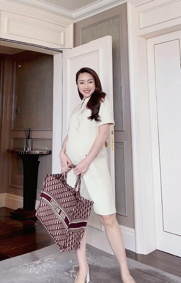 Bà xã Chi Bảo gây sốt vì bầu 8 tháng vẫn phối đồ cực trẻ trung, năng động-6