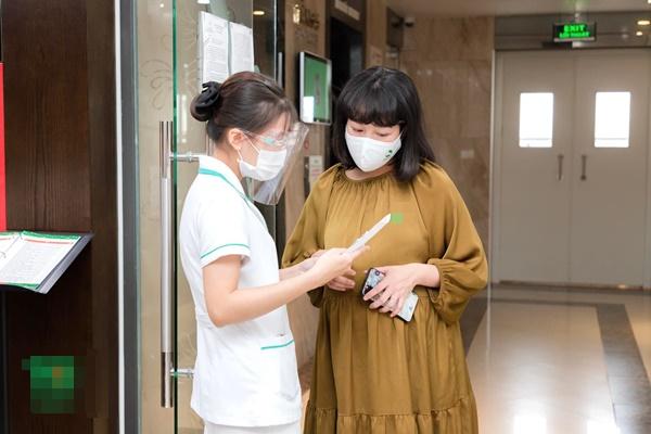 Em gái MC Diệp Chi vác bụng bầu, lẻ bóng đi khám thai-3