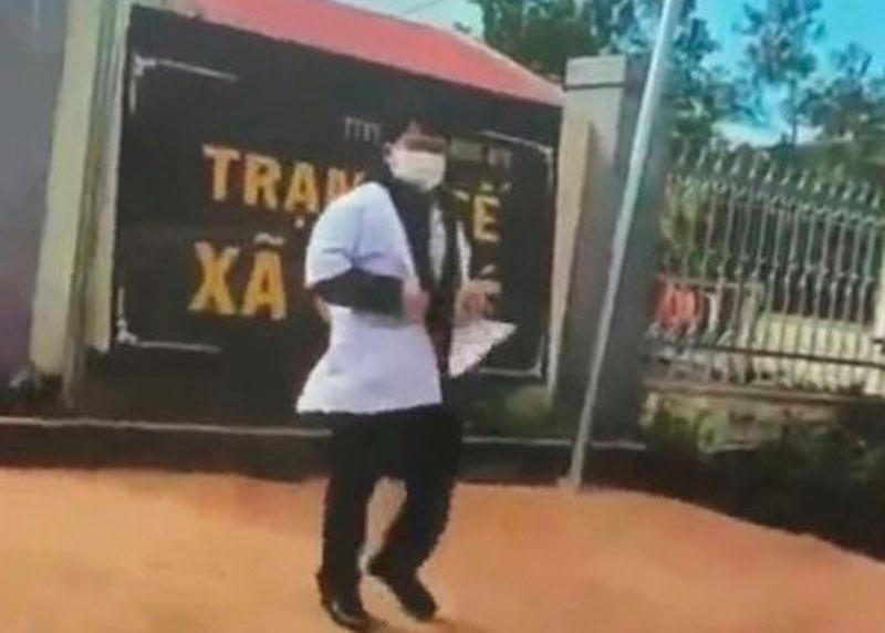 Xôn xao nhân viên y tế xé áo blouse, ném xuống đất trước cơ quan-1