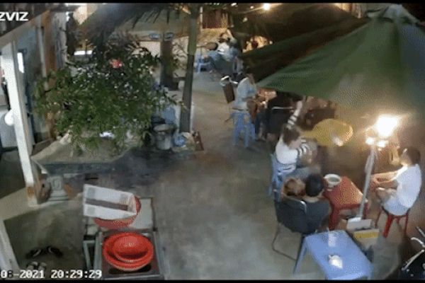 Clip: Đang uống nước, bà chị bị 2 thanh niên vác ghế đập tơi tả-1